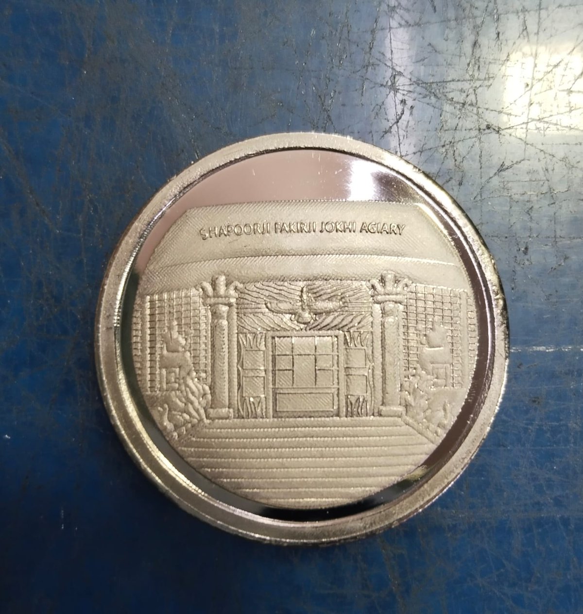 The commemorative coin