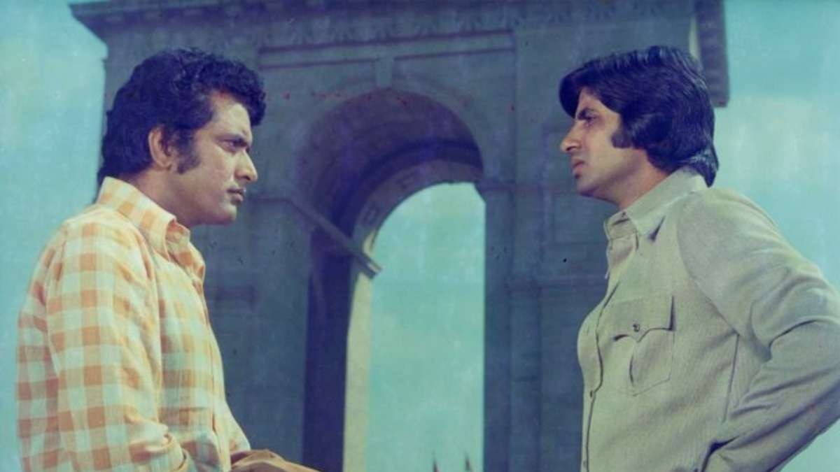 A still from Roti Kapada Aur Makaan