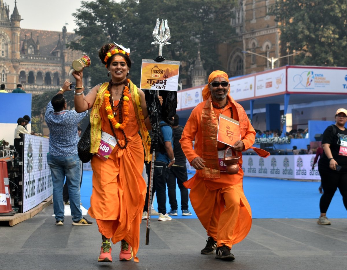 Mahakumbh Craze Engulfs Mumbai Marathon As Duo Sports Ascetic Outfits Motivating People To Visit Kumbh