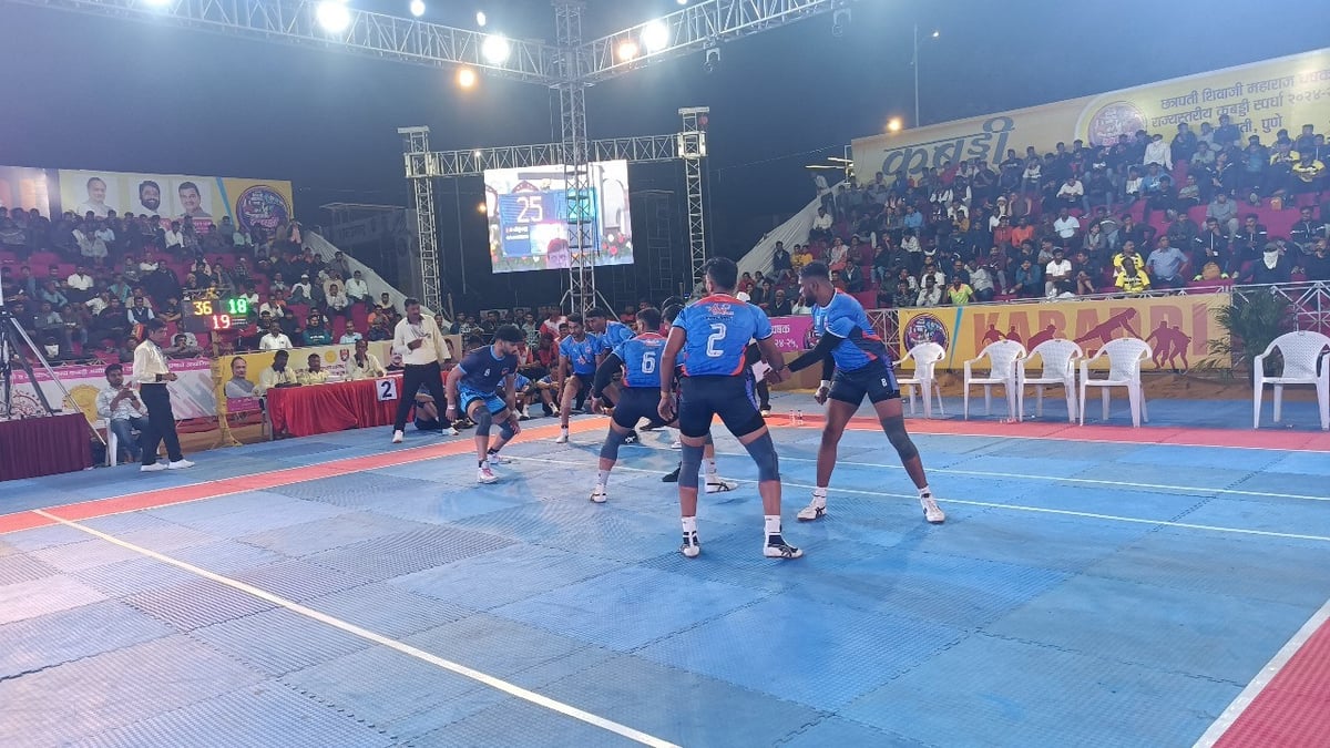 Men's kabaddi action